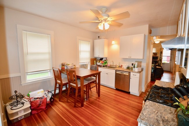 43 Woodlawn St, Unit 1 in Dedham, MA - Foto de edificio - Building Photo