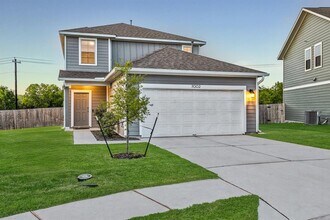 7002 Nijinsky Dr in Buda, TX - Foto de edificio - Building Photo