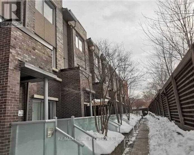 315 Village Green Square in Toronto, ON - Building Photo - Building Photo