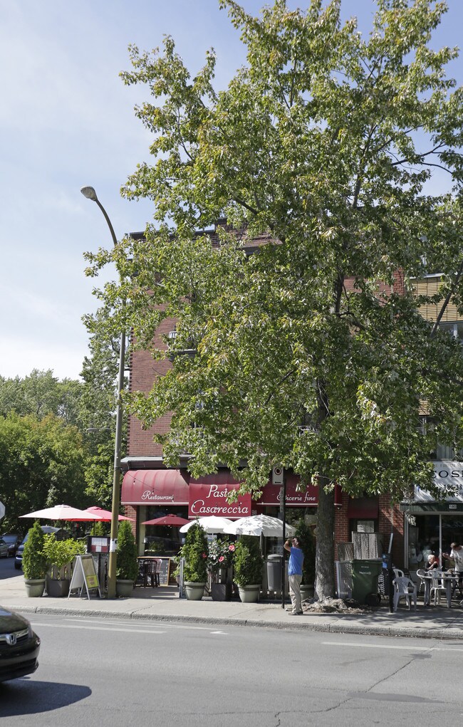 5849 W Sherbrooke O in Montréal, QC - Building Photo - Building Photo
