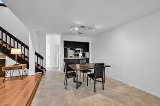 4011 Coral Springs Dr in Coral Springs, FL - Foto de edificio - Building Photo