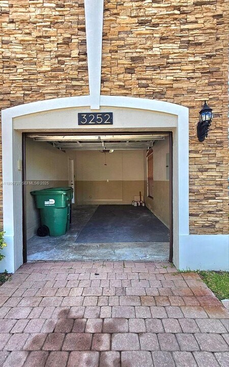 3252 NW 103rd Pl in Doral, FL - Building Photo