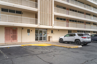 Royal Towers in Honolulu, HI - Building Photo - Building Photo