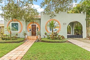 2434 W Prospect Rd in Tampa, FL - Building Photo