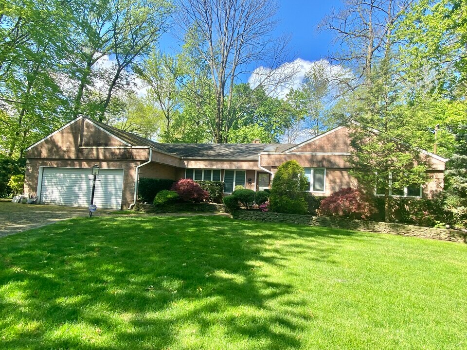 1 Ramsey Rd in Great Neck, NY - Building Photo