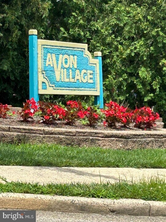 8-8-z-8 Avon Dr in East Windsor, NJ - Building Photo