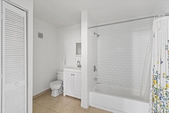 3135 W Augusta Blvd, Unit F2E in Chicago, IL - Foto de edificio - Building Photo