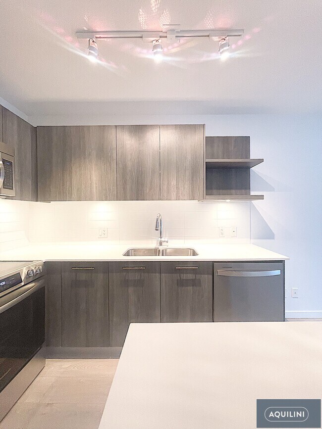 685 Pacific Blvd in Vancouver, BC - Building Photo - Building Photo