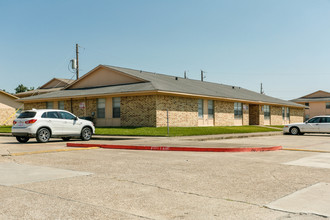 Bay Terrace Apartments in Baytown, TX - Building Photo - Building Photo