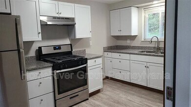 215 Boston Hollow Rd in Elizabeth, PA - Foto de edificio - Building Photo