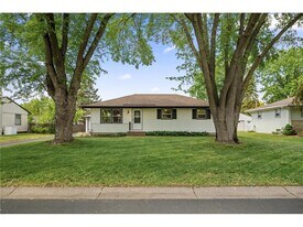 9457 Saratoga Ln N in Maple Grove, MN - Building Photo