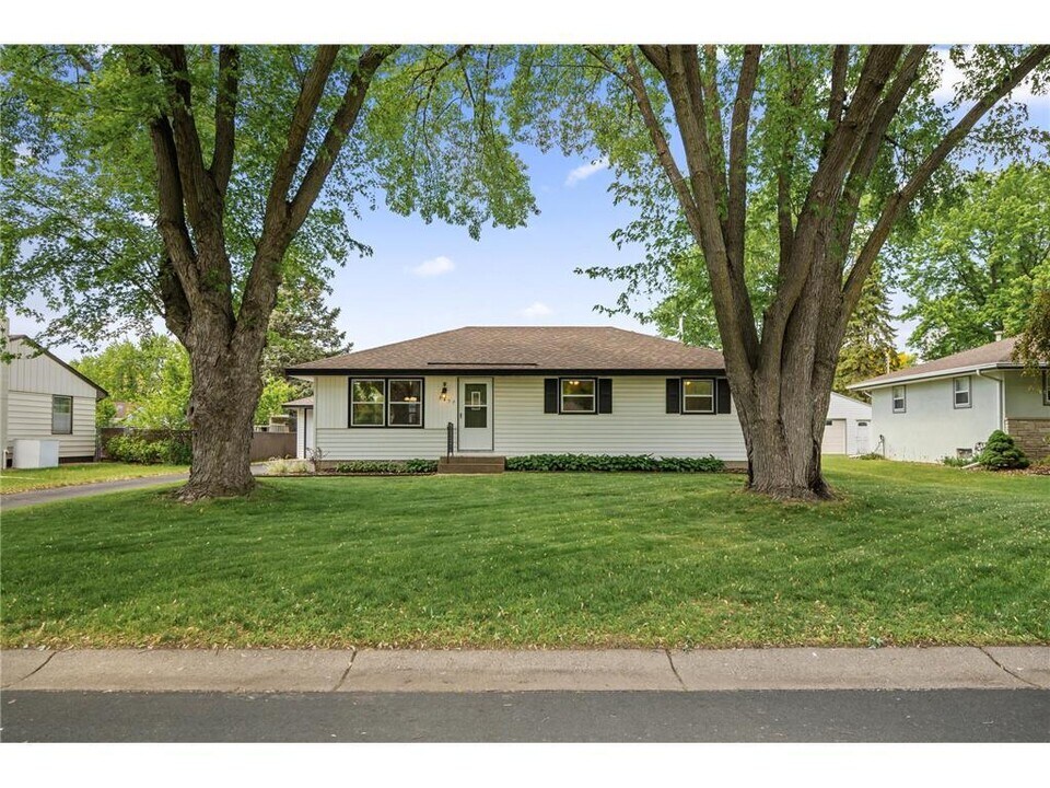 9457 Saratoga Ln N in Maple Grove, MN - Building Photo