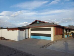 1220 W Pebble Beach Dr in Tempe, AZ - Foto de edificio - Building Photo