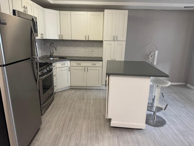 173 Beach 96th St, Unit 2 large bedrooms 1 bath in Far Rockaway, NY - Building Photo - Building Photo