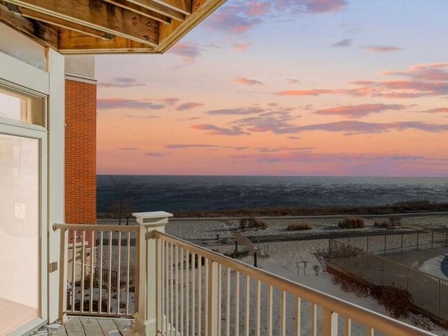 4110 S Lake Dr, Unit 341B in St. Francis, WI - Building Photo - Building Photo