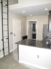 Microliving @ 260 S 4th Street in Columbus, OH - Foto de edificio - Building Photo