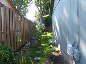4904 SE Bybee Blvd in Portland, OR - Building Photo - Building Photo