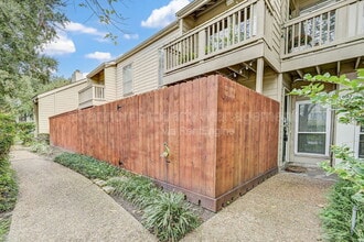 2100 Tanglewilde St in Houston, TX - Foto de edificio - Building Photo