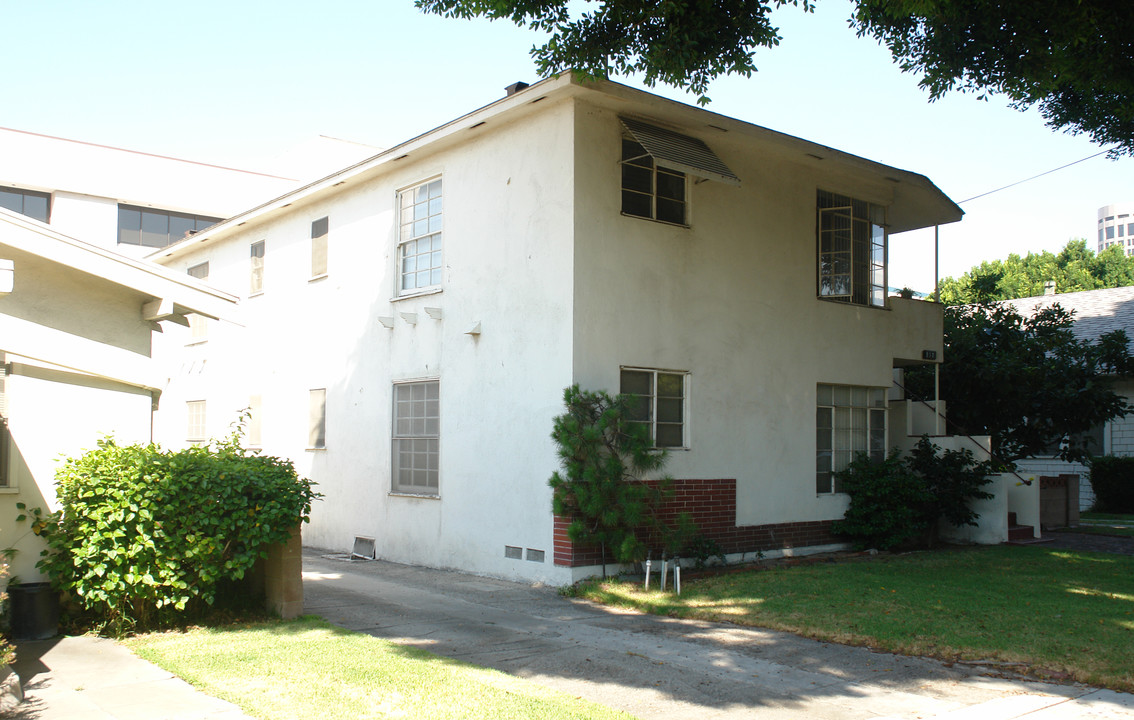 233 N Louise St in Glendale, CA - Building Photo