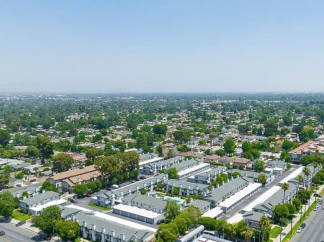 19221 Sherman Way, Unit Unit#7 in Reseda, CA - Foto de edificio - Building Photo
