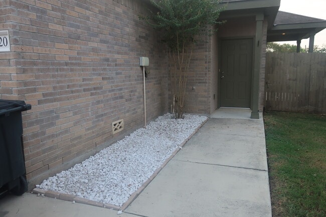 220 Anne Louise Dr, Unit 222 in New Braunfels, TX - Foto de edificio - Building Photo