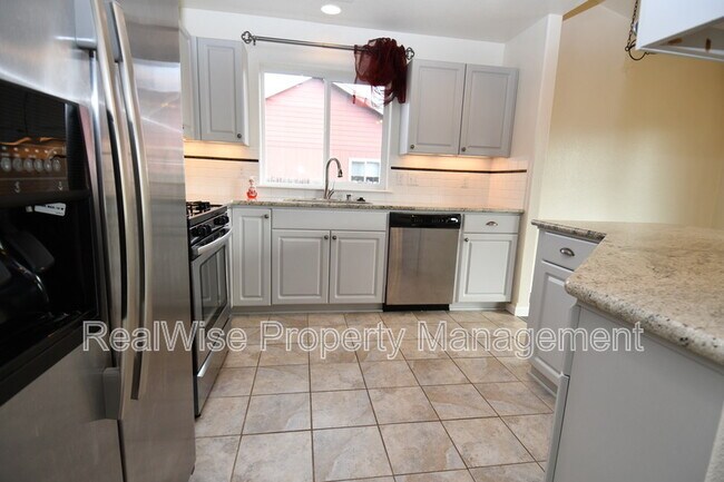 322 Ashwood St in Sutherlin, OR - Building Photo - Building Photo
