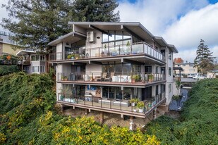 2323 W Plymouth St in Seattle, WA - Building Photo