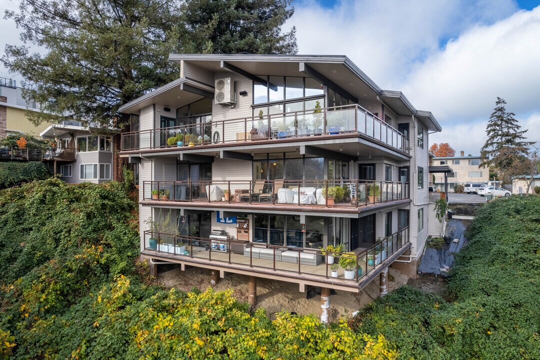 2323 W Plymouth St in Seattle, WA - Building Photo