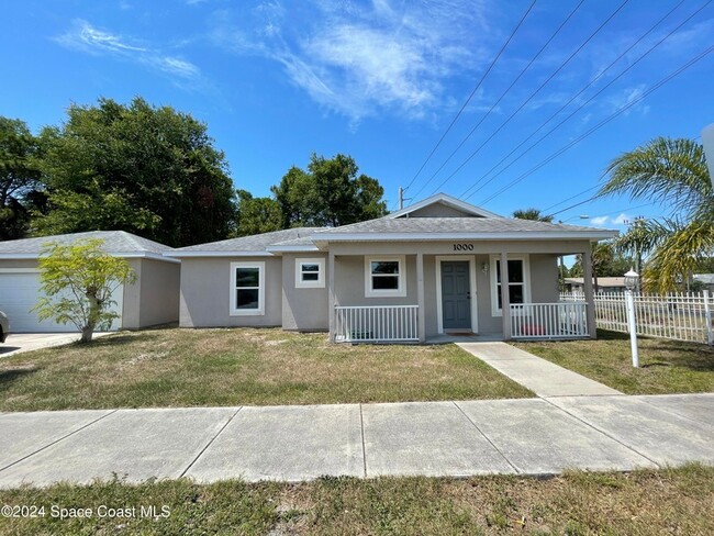 1000 Dames St in Titusville, FL - Foto de edificio - Building Photo