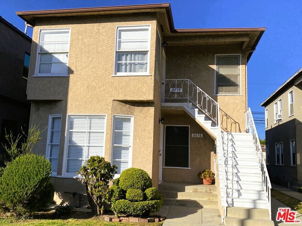 2618 S Barrington Ave in Los Angeles, CA - Building Photo