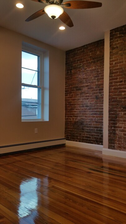 26 Bremen St in Boston, MA - Building Photo