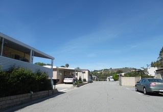 2193 Los Feliz Dr in Thousand Oaks, CA - Foto de edificio - Building Photo