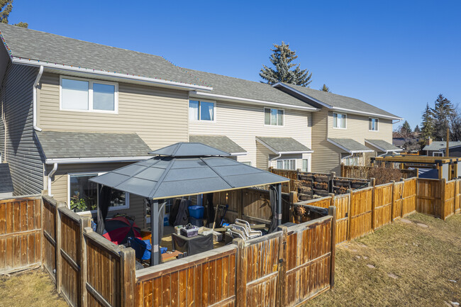 1111 Canterbury Dr SW in Calgary, AB - Building Photo - Primary Photo