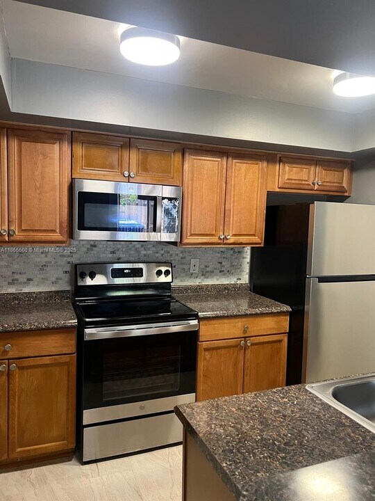 6530 Harbour Rd in North Lauderdale, FL - Building Photo