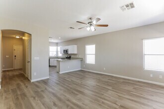 8827 W Hess St in Tolleson, AZ - Foto de edificio - Building Photo