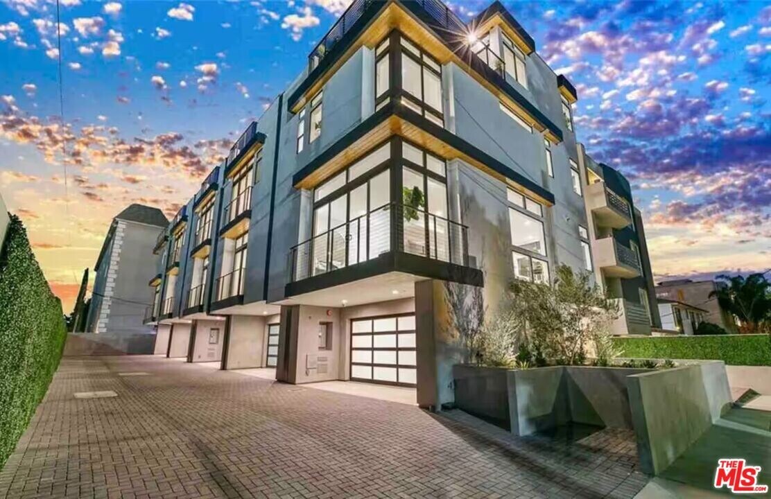 7584 W Skye Way in Los Angeles, CA - Building Photo