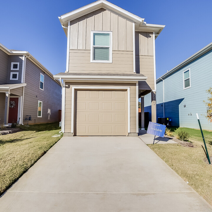 12145 Falabella Dr in Aubrey, TX - Building Photo