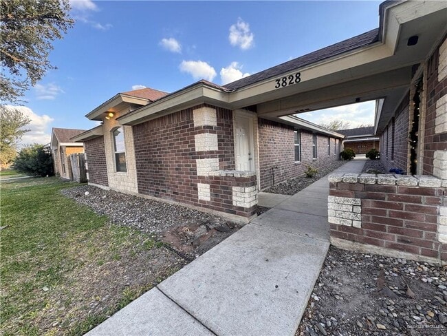 28 W Sarah Evans St in Edinburg, TX - Building Photo - Building Photo