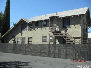 1210 11 St in Modesto, CA - Foto de edificio - Building Photo