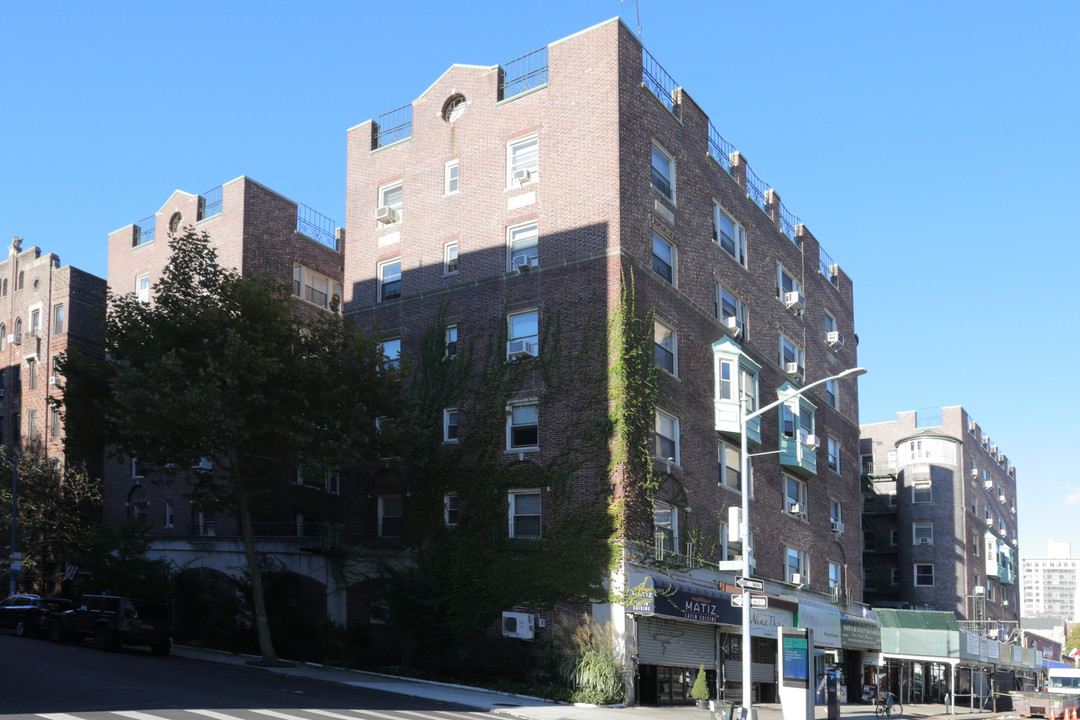 110-48-111-72 Queens Blvd in Forest Hills, NY - Foto de edificio