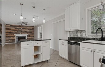 39 Rockridge Dr in Spring, TX - Building Photo - Building Photo