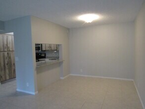 703 Sunny Pine Way in Greenacres, FL - Foto de edificio - Building Photo