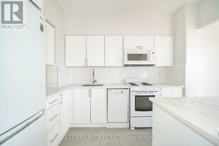 490 Eglinton Ave E in Toronto, ON - Building Photo