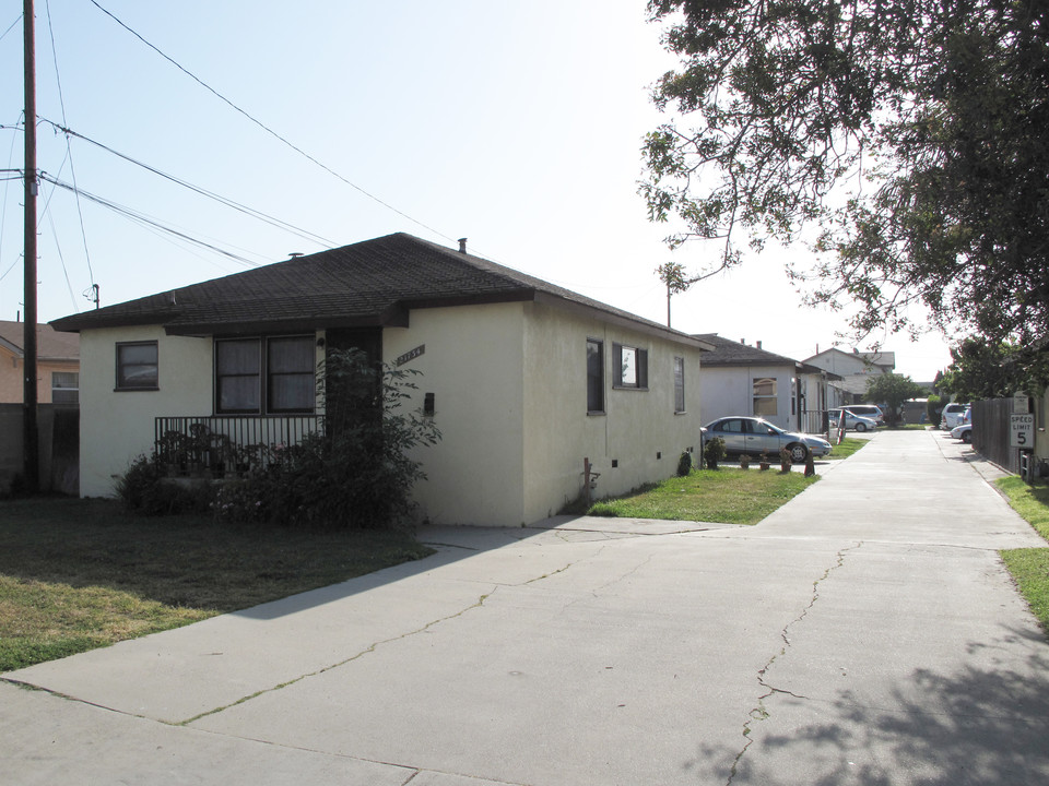 21734-2174 Dolores St in Carson, CA - Foto de edificio