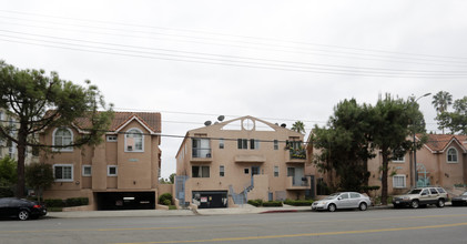 21826 Saticoy St in Canoga Park, CA - Building Photo - Building Photo