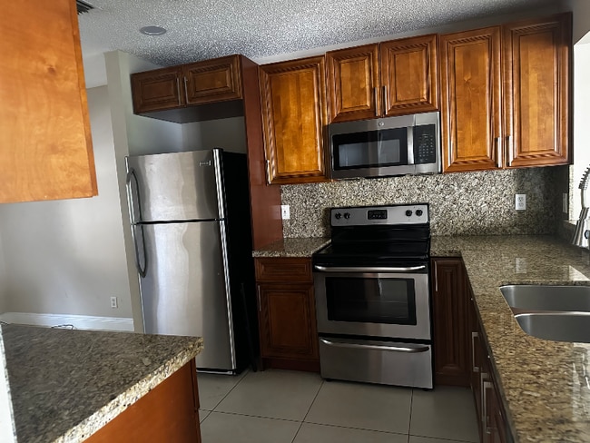 8438 NW 40th Ct in Sunrise, FL - Building Photo - Building Photo