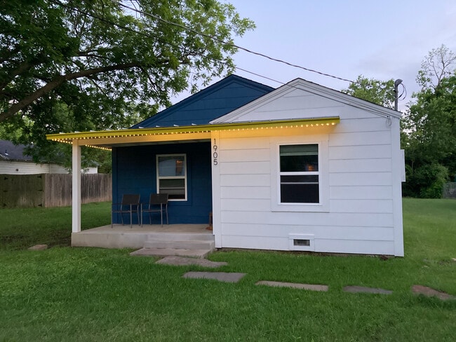 1905 Houston Pl