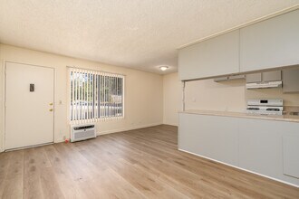 10210 Mountair Ave in Tujunga, CA - Foto de edificio - Interior Photo