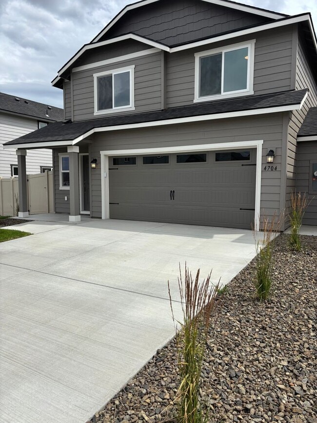 property at 4704 W Oak Ave