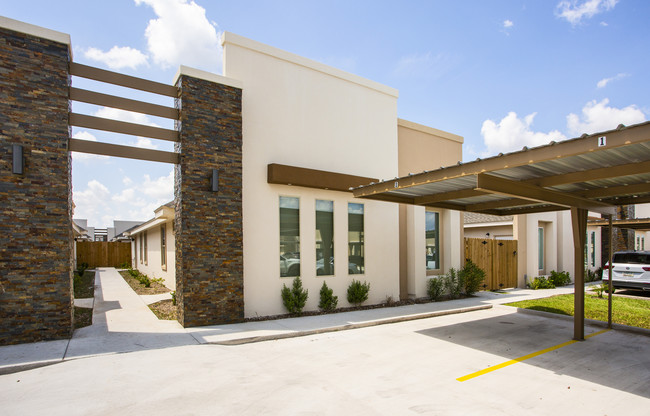 Hills at Chapin Apartments in Edinburg, TX - Foto de edificio - Building Photo